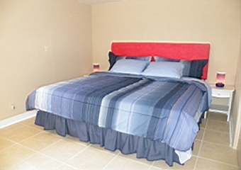Right-side bedroom (king size)