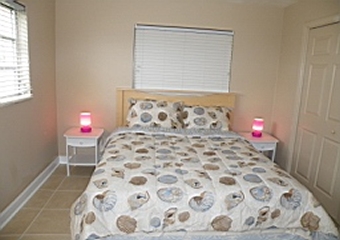 Left-side bedroom (queen size)