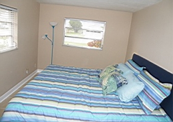 Right-side bedroom (kind size)